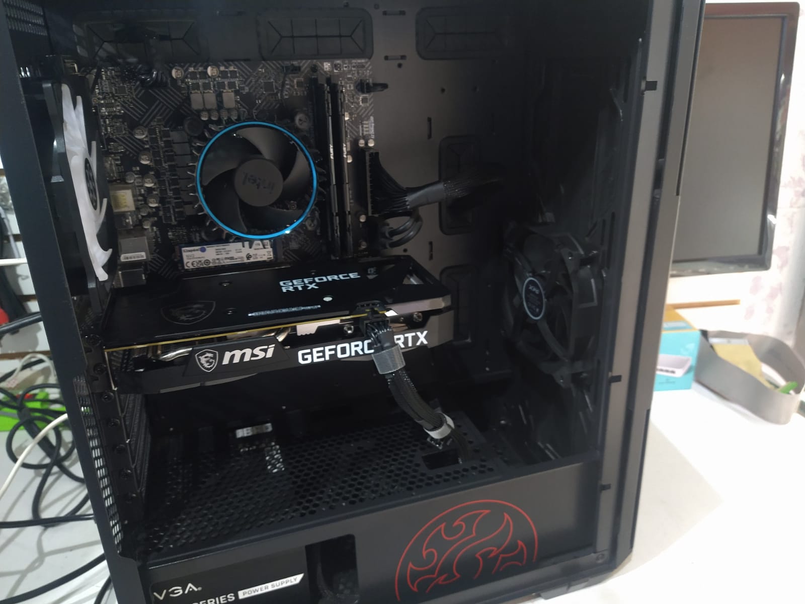 PC Gamer con limpieza profunda y gestión de cables profesional por Soportfix Coacalco