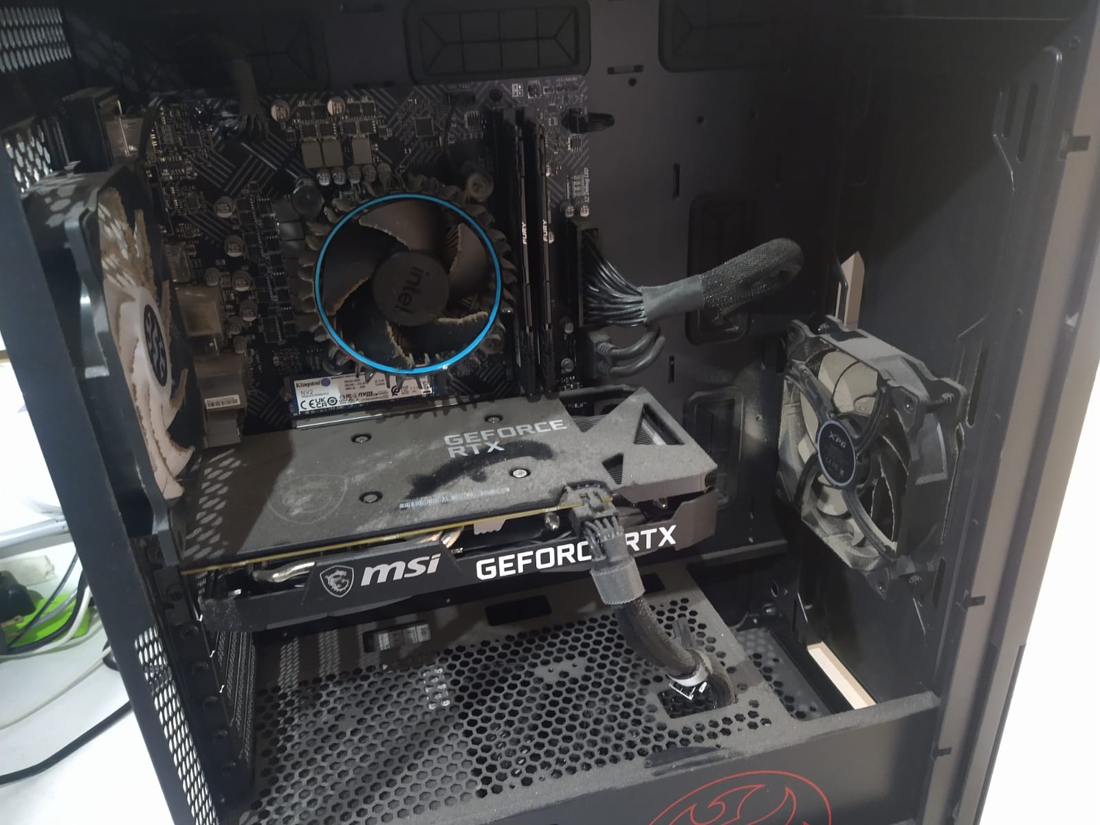 Laptop con exceso de polvo y suciedad interna antes del mantenimiento en Soportfix