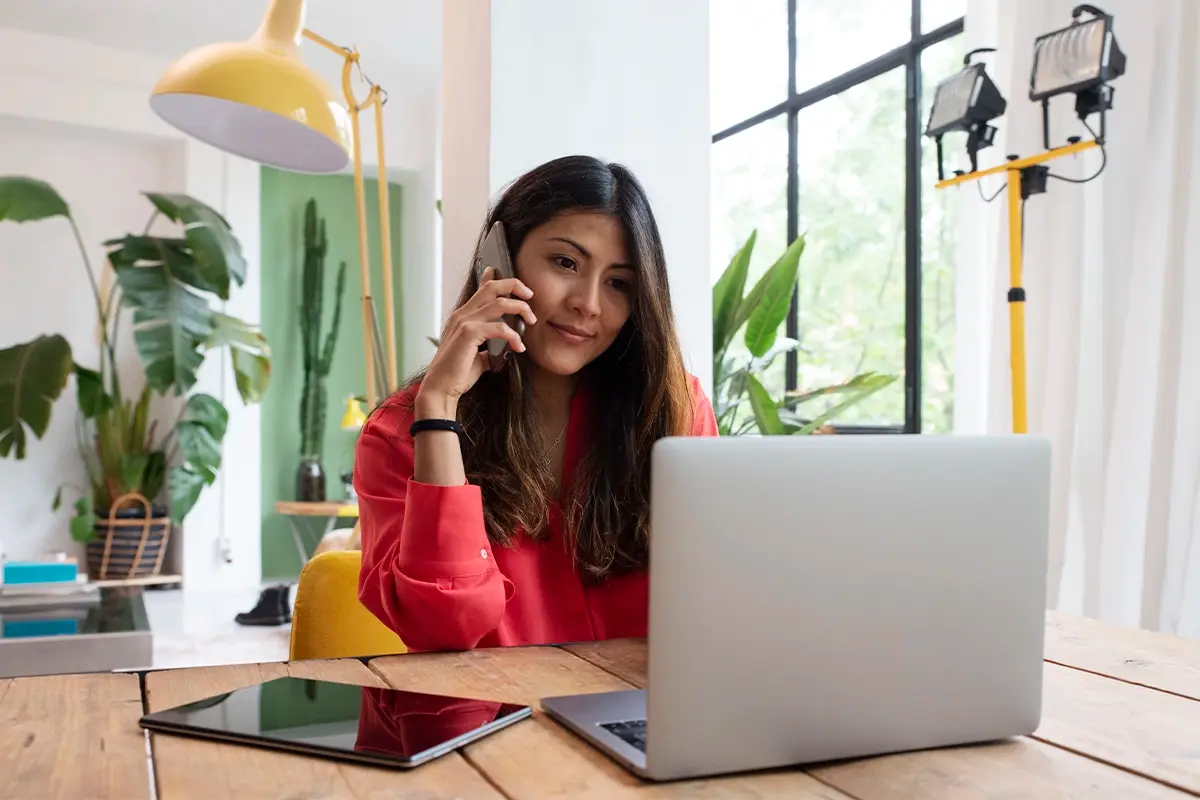 Técnico realizando soporte remoto seguro con AnyDesk - Soportfix Coacalco